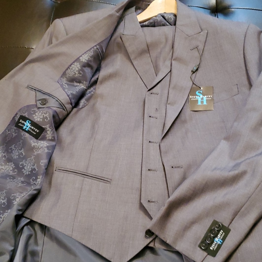 Never worn 3 pcs Steve Harvey suit.